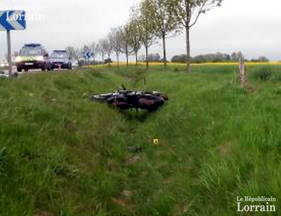 le-motard-a-percute-un-panneau-de-signalisation-aux-environs-de-6h30-hier-matin-photo-dr