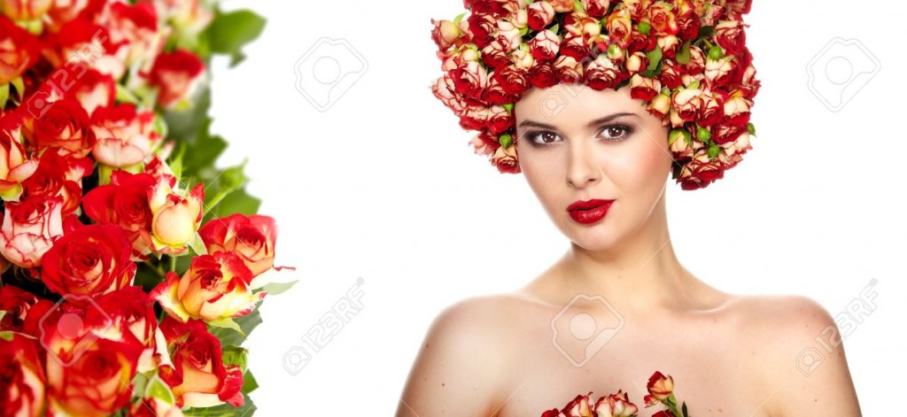 Belle-fille-avec-la-coiffure-de-fleurs-de-rose