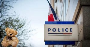 enfant-10-ans-commissariat-pyjama-pied-nu