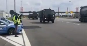 police-italie-salue-camions-victimes-corona