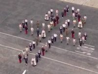 La croix de Lorraine formée par les troupes au défilé du 14 juillet place de la Concorde à Paris