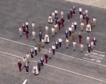 La croix de Lorraine formée par les troupes au défilé du 14 juillet place de la Concorde à Paris